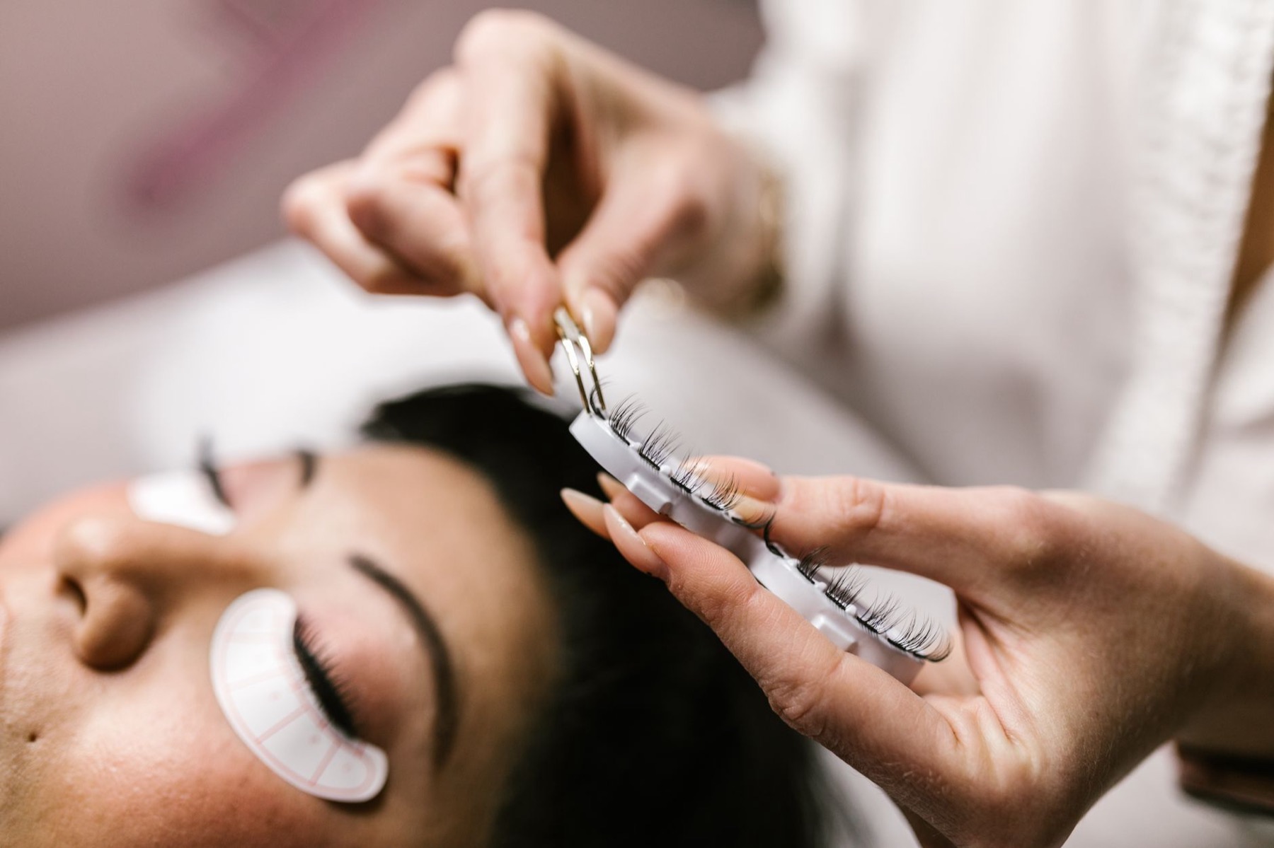 Wimpernverlängerung während der Behandlung